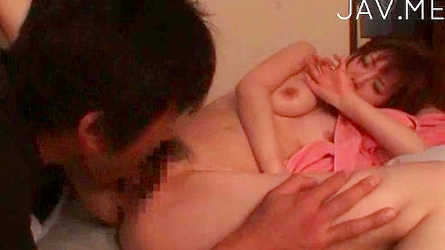 少女在大声呻吟中被舔得湿透的私处