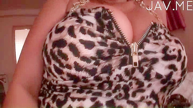 美女干吸鸡巴，然后用她多汁的胸部专业地闷住他的脸