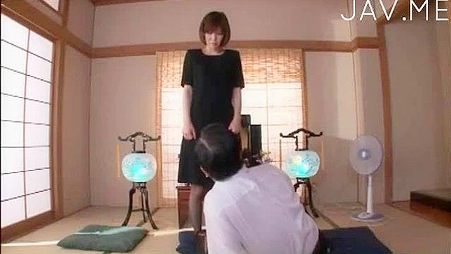 热辣美女被手指插入时呻吟享受高潮快感