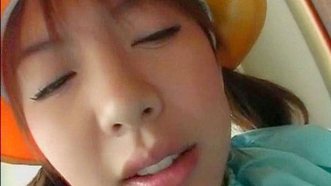 她被深深穿透时性感的呻吟和喘息。