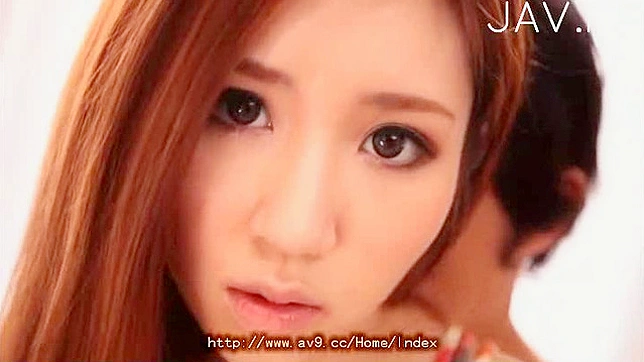 迷人的亚洲女孩四处走动，尽情享受激情时刻。