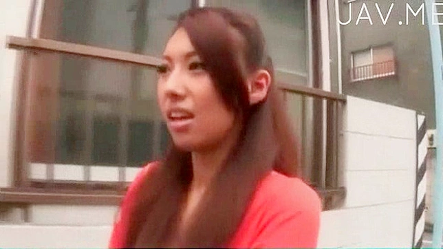 少年撕开衣服，露出丰满的胸部和紧致的小穴。