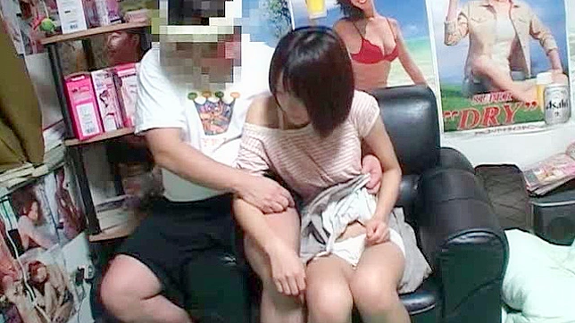 性欲旺盛的男人爱抚年轻日本女孩紧致的阴道