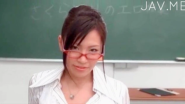 性慾旺盛的護士獨自一人玩弄自己的乳房