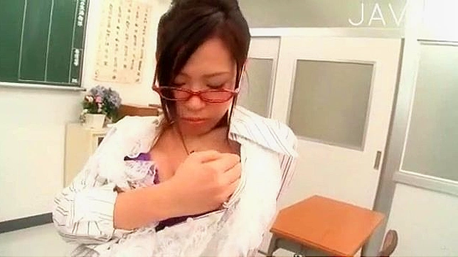 性慾旺盛的護士獨自一人玩弄自己的乳房