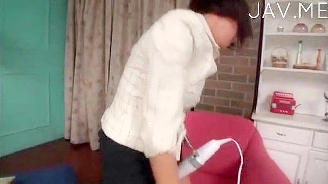 炽热的辣妈弯腰确保他能深深口爱