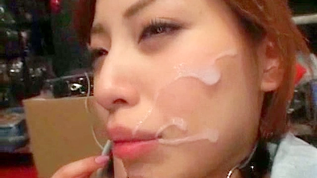 难以置信的快感中，丰腴美人被猛烈撞击享受其中。