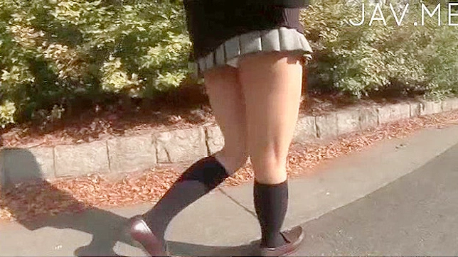 狂野性感的她总爱在镜头前展示紧致胸部