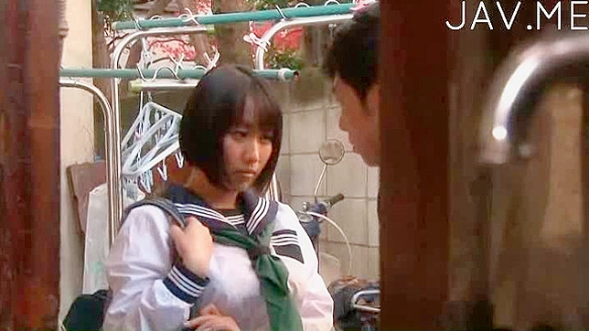 日本女高中生热切地吸吮着充满欲望的阴茎。