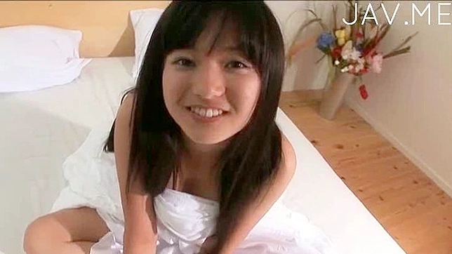 羞涩的日本少女展现火热身体的诱人表演