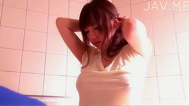 野性手指和胸部揉搓，满足饥渴的日本妹子需求