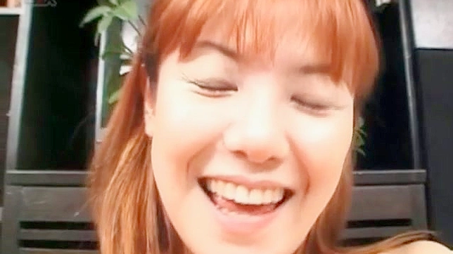 可爱日本妹子急切地抚摸着她饥渴的阴户