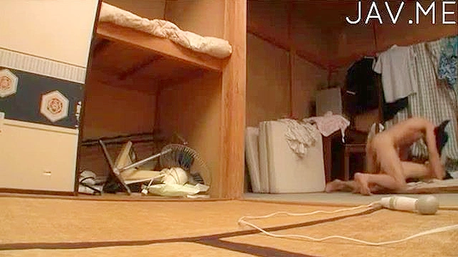 可爱的金发女郎弯腰呻吟，享受狗式猛烈撞击。