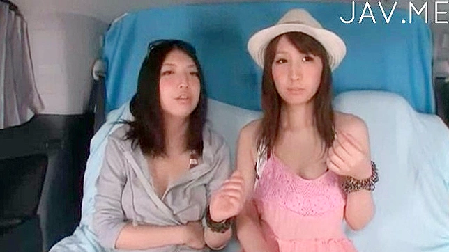 女同性感狂野地互相爱抚接吻