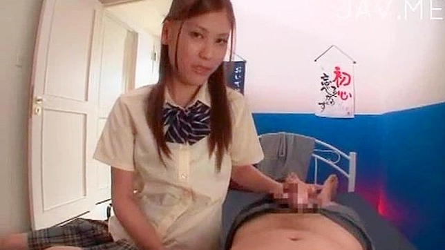 顽皮女学生示范如何口交技巧展示