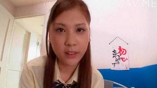 顽皮女学生示范如何口交技巧展示