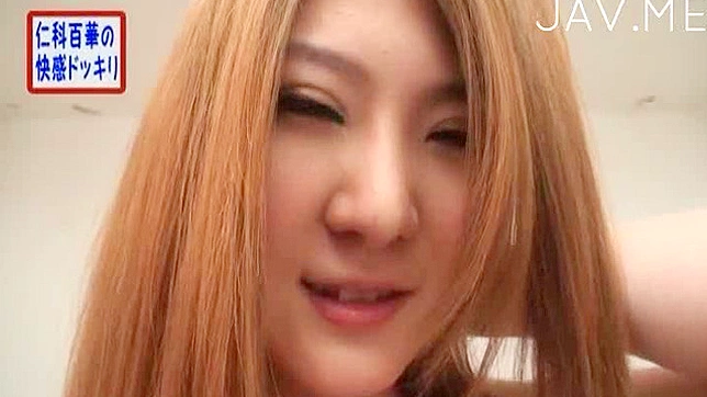 美女享受着舔舐手指上的阳具味道