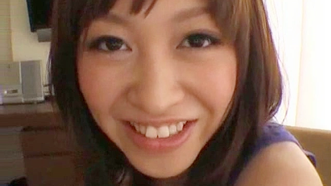 手指拨弄可爱日本少女的浓密毛茸湿穴