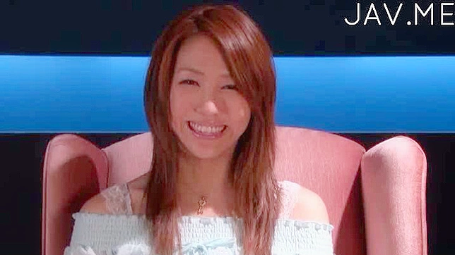 甜美女孩爱被亲吻和抚摸的感觉