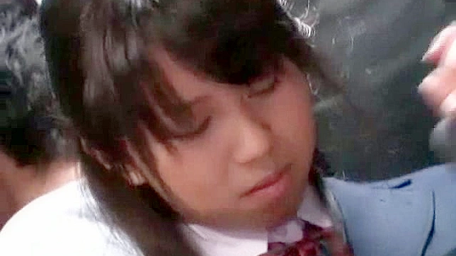 甜心宝贝展示她紧致的屁屁和剃光的小妹妹