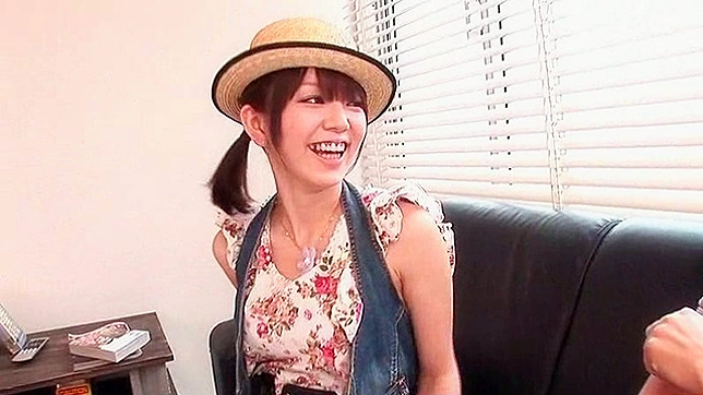 宝贝展示紧致臀部和湿润阴道，被狠狠操翻