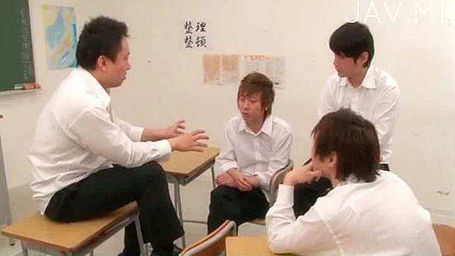 调皮的日本美女激情亲吻并展示她的乳房