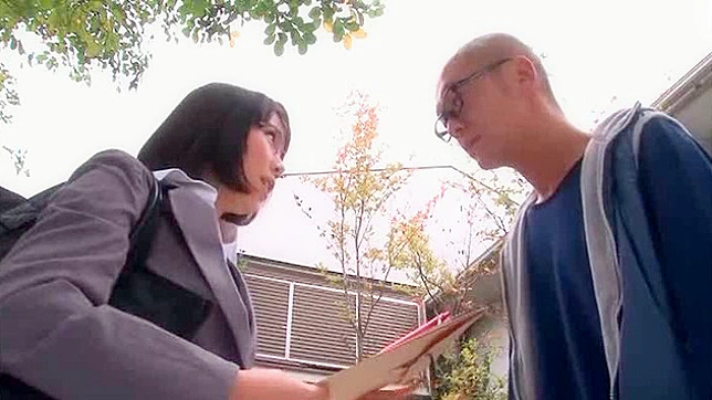 调皮的主妇在车道上为丈夫口交