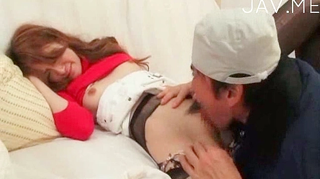 日本辣妹接受饥渴猛男的激烈舔阴服务