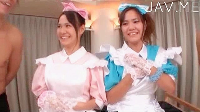 两个可爱的日本女孩分享她们的火热时光