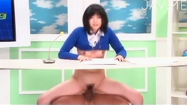 迷人的日本女孩骑乘强硬的阳具