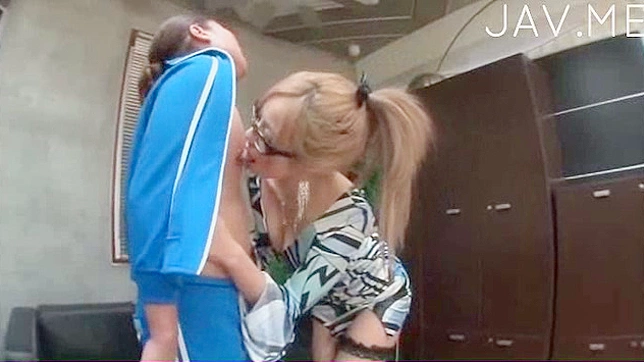 戴眼镜的日本妹子用吸吮驯服了一根渴望的阳具。