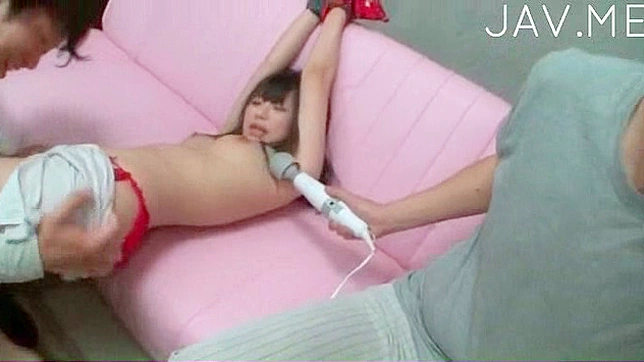 美丽的日本女孩为两个要求高的男人服务