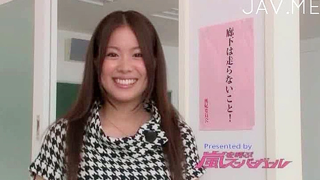 日本女学生在教室里体验疯狂的性爱行为