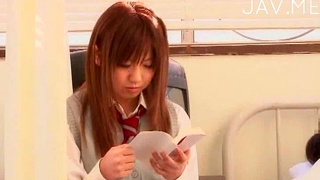 娇小少女准备与性感猛男进行震撼性爱体验。