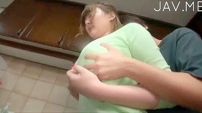 厨房里与渴望的巨乳日本妻子激烈做爱