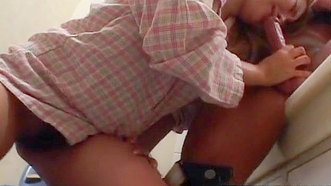 这个迷人的性感日本妞正在吸他的大鸡巴。