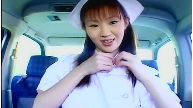 身穿制服的光荣护士在车里吮吸大棒子