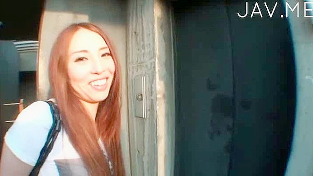 红发亚洲吹箫高手提供令人惊叹的口交服务