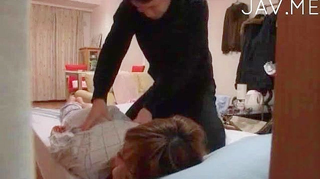 小可爱享受手指和舔舐，直至高潮迭起。