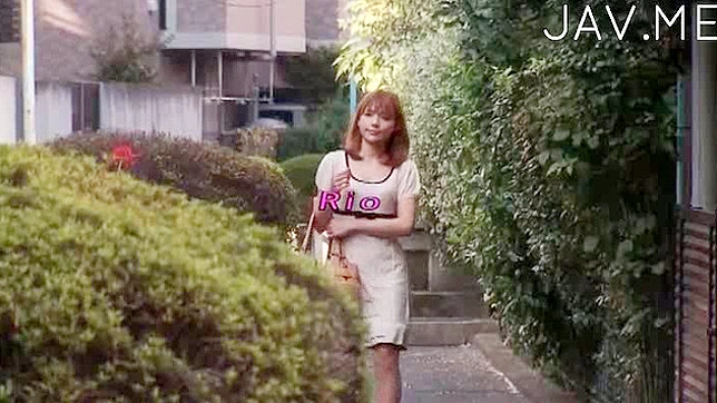 变装美女享受着她的洞口被更深地犁开的乐趣。