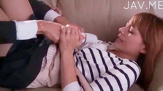 强壮的阴茎让小妞疯狂尖叫和扭动身体