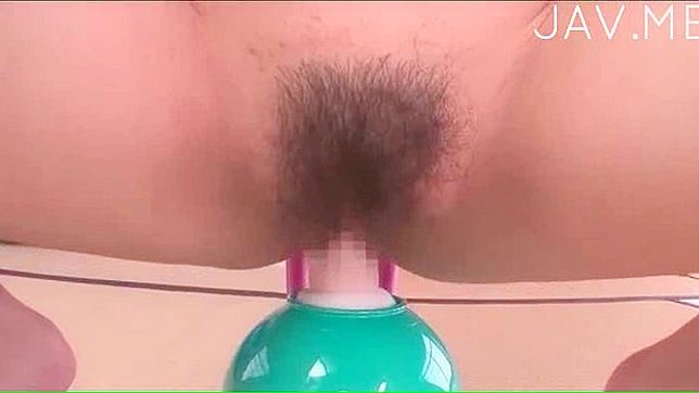 美妙色情场景：小胸美女的诱人时刻