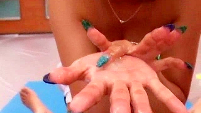 辣妹在群交中被折叠并吸吮巨屌