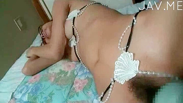 火辣日本美女展示毛茸茸的蜜处并被狠狠操翻