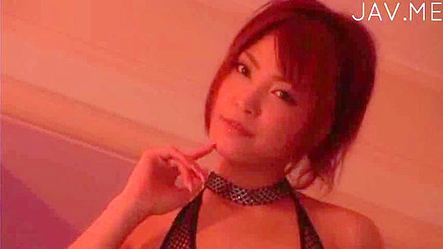 性感美女热吻硬挺阳具，随后被猛烈撞击至高潮