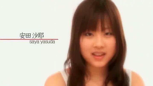 孤独的日本女子展示她多毛的小猫