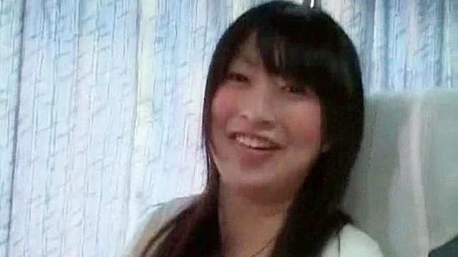 性欲高涨的美女在公交车上被狠狠地干着她的紧致阴道。