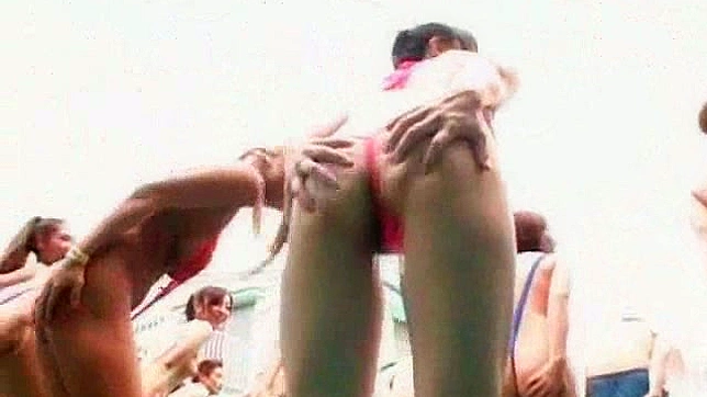 性感美女在比基尼派对上展示迷人身材