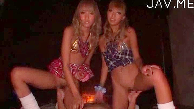 调皮火辣的亚洲小妞满足她们的男人需求
