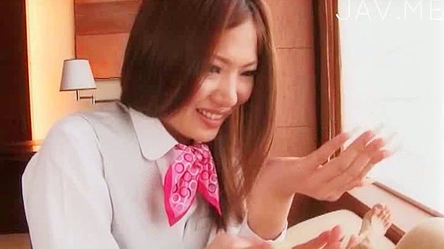 害羞顺从的日本女孩正在自慰她的阴道